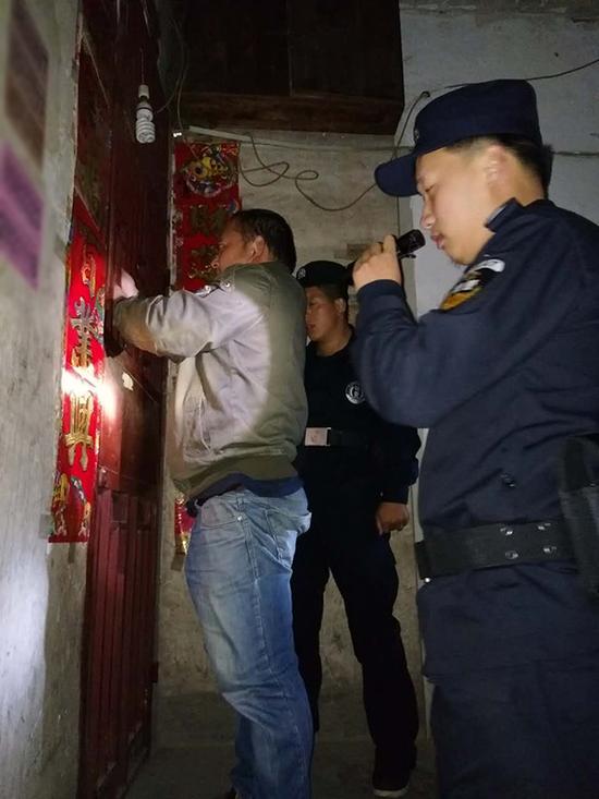 西安粗心妈妈误将幼女锁家中 